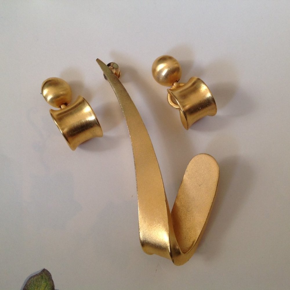 Vintage Lee Wolfe Brooch with Married Pierced Earrings